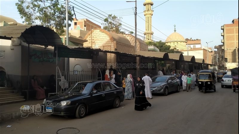 توافد الأهالي على