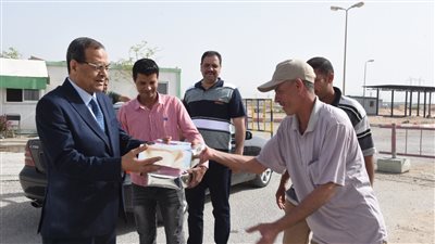 رئيس جامعة سوهاج يوزع 400 هدية على المرضى من الأطفال بالمستشفى | صور 