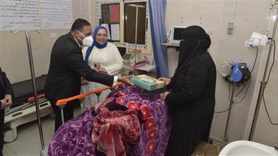 محافظ مطروح يزور المرضى بمستشفيى العام والأطفال | صور
