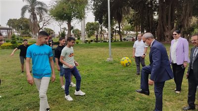 محافظ القليوبية يشارك الشباب لعب الكرة في احتفالات العيد | صور 