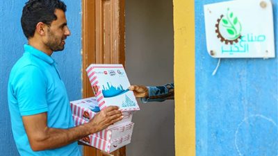 توزيع مستلزمات العيد من الكعك والبسكويت على المواطنين بالجيزة