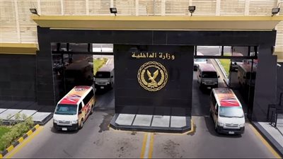 الداخلية توزع هدايا السيسى على أسر الشهداء.. زوجة شهيد: 