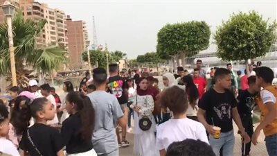 مشاجرة بين الأطفال على كورنيش النيل أثناء الاحتفال بأول أيام عيد الفطر | فيديو