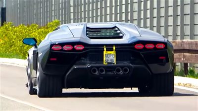 لامبورجيني الجديدة كونتاش LPI 800-4 سوداء بمحرك هجيني V12 01 | فيديو 