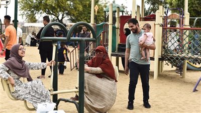 ضحك ولعب وحب.. الكبار يشاركون الأطفال فرحتهم بالعيد في حديقة الأزهر | صور