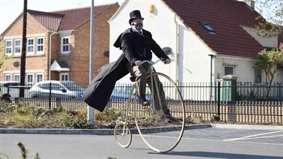 يعيش في القرن الـ19.. خمسيني بريطاني يثير الدهشة |صور 