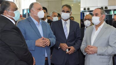وزير الطيران يتفقد مطار القاهرة لمتابعة انتظام التشغيل بأول أيام عيد الفطر 