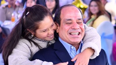 لقطة اليوم.. الرئيس الإنسان وحوار ضاحك بين الأب وابنته