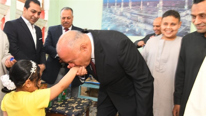  محافظ قنا يقبل ايدي