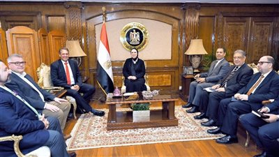 وزيرة التجارة تبحث مع مرسيدس-بنز ايجيبت خطط الشركة لتعزيز استثماراتها في مصر