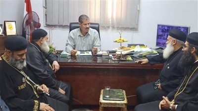 وفد كنسي يقدم التهاني لرئيس حي ثاني الإسماعيلية بعيد الفطر | صور