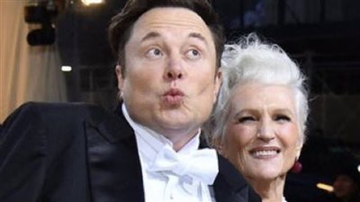 والدة ايلون ماسك تضعه في موقف محرج بحفل 