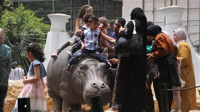 أرخص خروجة.. زحام شديد من المواطنين على حديقة الحيوان في العيد | فيديو وصور