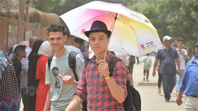 بالمياه والشمسية.. زوار حديقة الحيوان يواجهون أشعة الشمس بثاني أيام العيد | صور 