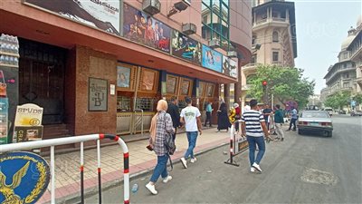 شوارع وسط القاهرة تجذب المراهقين.. وضعف الإقبال على السينمات | صور 