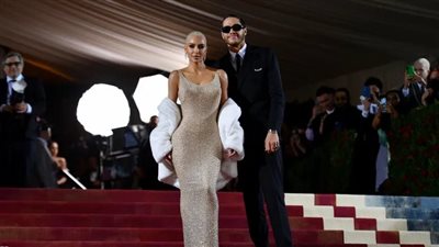 كيم كارداشيان تخطف الأنظار بفستان مارلين مونرو