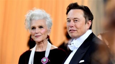 والدة إيلون ماسك تكشف سرا من طفولته.. وهذا ما طلبه منها