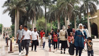 بالكحك والكشري.. العائلات تحتفل بثاني أيام العيد في حديقة الأزهر | صور