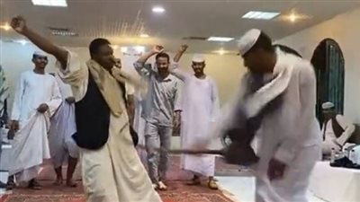في حفل زفاف.. عريس سوداني يجلد أحد أصدقائه | صور