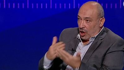 خبير لوائح: قانون كرة القدم يحصن قرارات الحكم ويمنع الاستماع لتسجيلات الفار