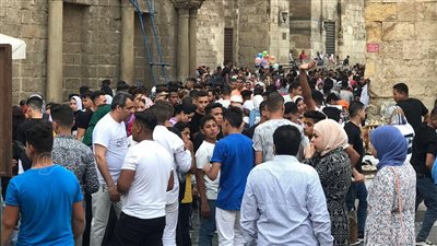 من جميع الأعمار.. تزايد أعداد زوار شارع المعز في ثاني أيام العيد | فيديو