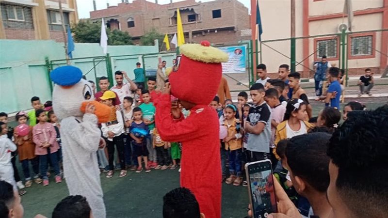 أطفال يحتفلون بالعيد