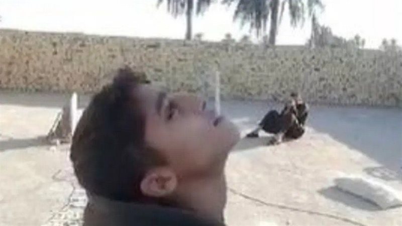 أب يصوب رصاصة نحو