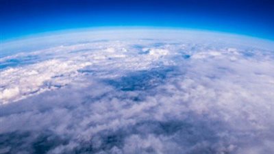 معجزة الأرض.. طبقة الغلاف الجوي أين تبدأ وأين تنتهي؟ 