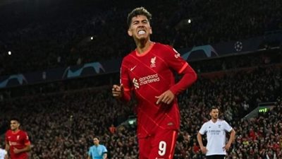 بحركته الشهيرة.. كيف احتفل لاعبو ليفربول بفيرمينو 