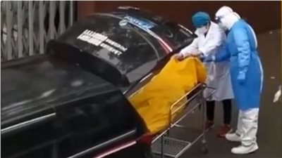 أعلنوا بالخطأ وفاته.. فيديو صادم لنقل مسن بحقيبة جثث للمشرحة وهو على قيد الحياة