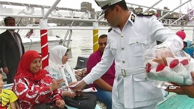 شرطة المسطحات تشارك المواطنين الاحتفال بعيد الفطر وتوزع الهدايا على الأطفال