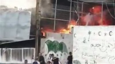 لحظة اندلاع حريق هائل في بناية بقرية بيت حننيا بالقدس | فيديو 