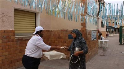 مراكز الشباب والرياضة بالإسكندرية توزع كعك العيد على المواطنين 