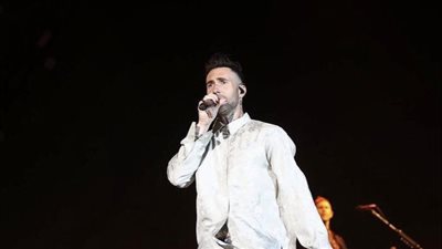 أولى اللقطات لحفل فرقة maroon 5 العالمية في الأهرامات | فيديو 