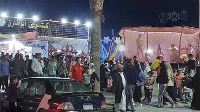 السهرة صباحي.. زحام على كورنيش مرسى مطروح احتفالا بالعيد|فيديو