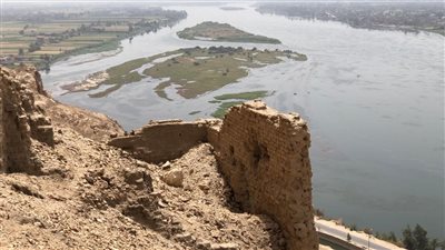 الآثار تعلن الكشف عن إحدى نقاط التفتيش والمراقبة و85 مقبرة من العصر البطلمي بسوهاج