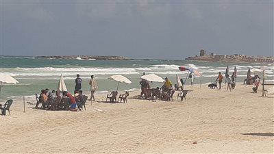 رغم عدم استقرار الجو ورفع الراية الحمراء.. إقبال المواطنين على شواطئ الإسكندرية بثالث أيام عيد الفطر| فيديو