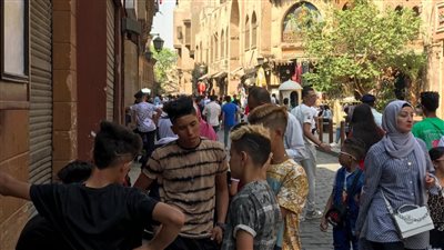 شاهد.. زحام المواطنين في شارع المعز للاحتفال بثالث أيام عيد الفطر المبارك