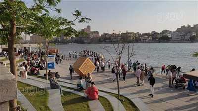 رغم ارتفاع درجة الحرارة.. زوار ممشى أهل مصر يودعون عيد الفطر على ضفاف النيل| فيديو 