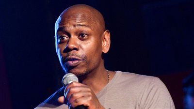 الكوميدي الأمريكي ديف شابيل يتعرض لاعتداء خلال عرض في لوس أنجلوس