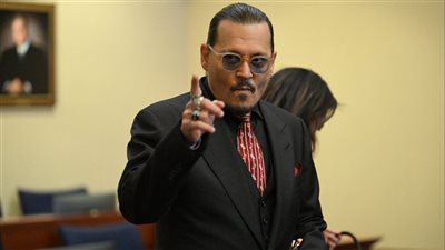 جوني ديب يحتفل مع محاميه برفض المحكمة إلغاء قضية تشويه السمعة