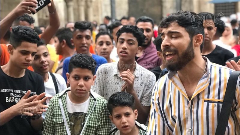 الغناء في شارع المعز