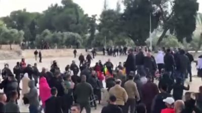 عشرات الإصابات بالأقصى بعد محاولة قوات الاحتلال اقتحامه | فيديو 