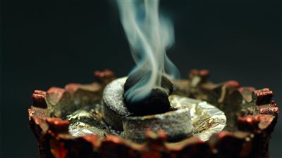 تفسير حلم البخور في المنام وعلاقته بسماع أخبار سعيدة والتخلص من الحاسدين 