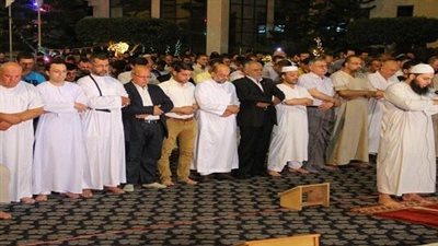 تفسير رؤية صلاة الجماعة في المنام وعلاقته بانتهاء المشاكل والهموم والأحزان 