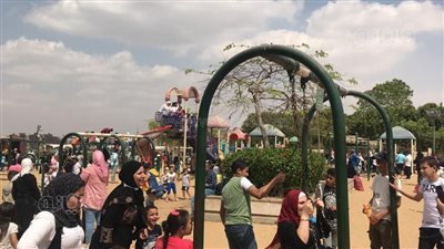 إقبال كبير للعائلات على حديقة الأزهر للاستمتاع بإجازة العيد | فيديو وصور 