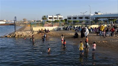 محافظ الإسماعيلية يتابع حالة الشواطئ والحدائق العامة خلال العيد| صور