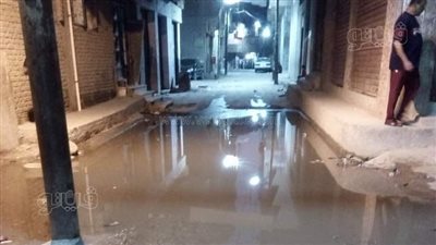 كلاكيت خامس مرة.. شوارع ميت حبيش تغرق في مياه الصرف الصحي