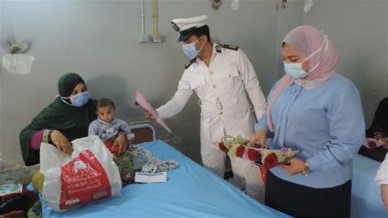 توزيع هدايا على المواطنين