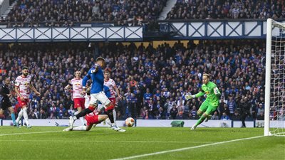 رينجرز يتقدم على لايبزيج 0/2 بالشوط الأول في نصف نهائي الدوري الأوروبي